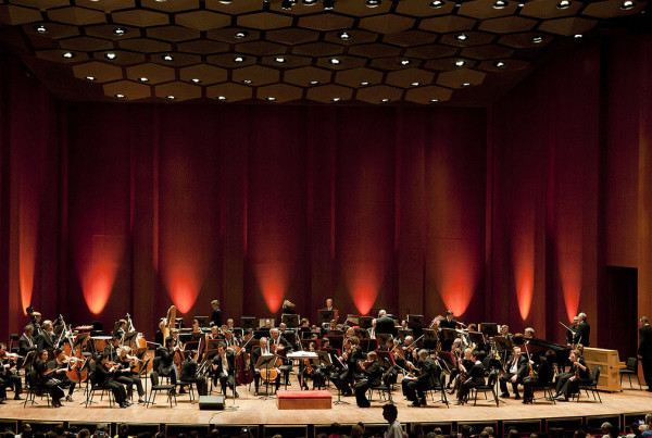 HISD Students Embrace Houston Symphony Community-Embedded Musicians