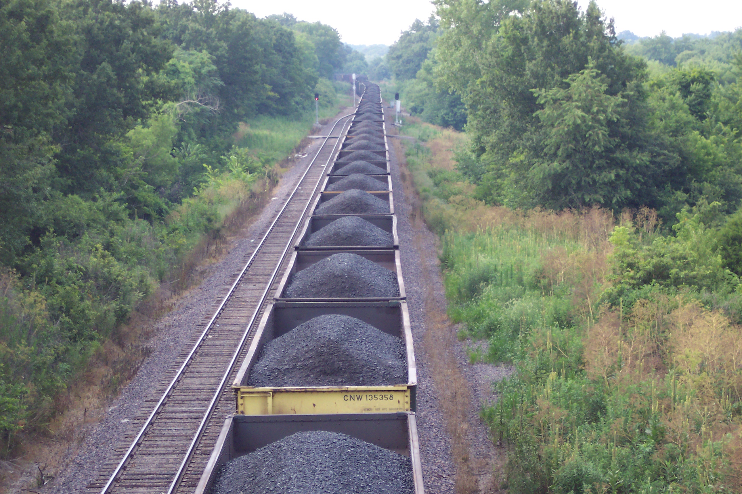 Уголь железная дорога. Перевозка угля. Поезд с углем. Угольная железная дорога. Угольный вагон.