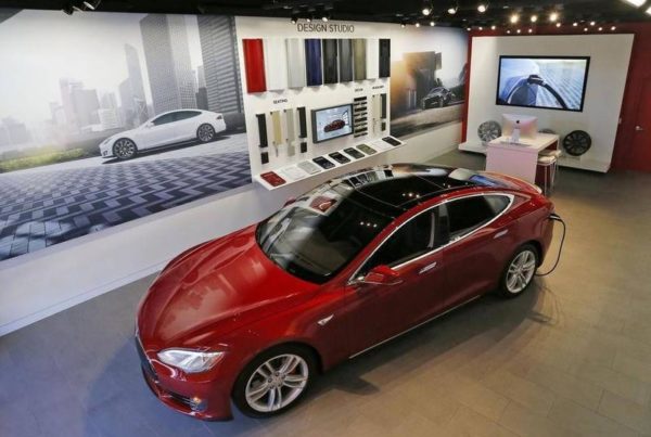 Tesla Takes Direct Sales Message To The People At Party Conventions