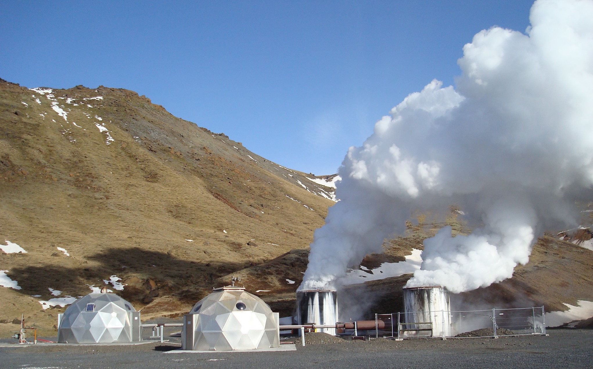 Geothermal energy. ГЕОТЭС В Исландии. Геотермальная энергия в Исландии. Геотермальные станции с гейзерами. Геотермальная станция Hellisheidi в Исландии.