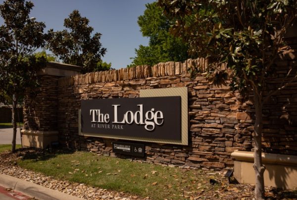 the entrance to the lodge at river park apartment complex