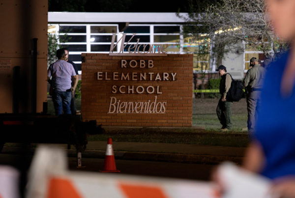 A sign in front of the school building says "Robb Elementary School, bienvenidos"
