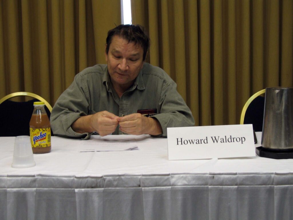 Ricorda l'autore di fantascienza Howard Waldrop