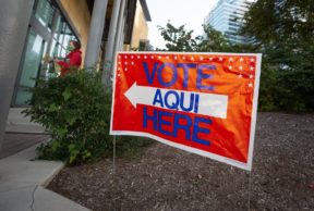 Election sign that says "vote here / aqui"